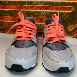 🔥💕Nike huarache size 7y. 🔥💕